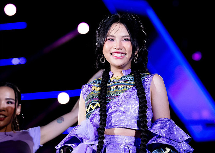 Ngoài dòng nhạc dân ca, nữ ca sĩ sinh năm 2003 còn làm mới mình với dòng nhạc trẻ trung hơn, phong cách của cô cũng ngày càng cá tính.