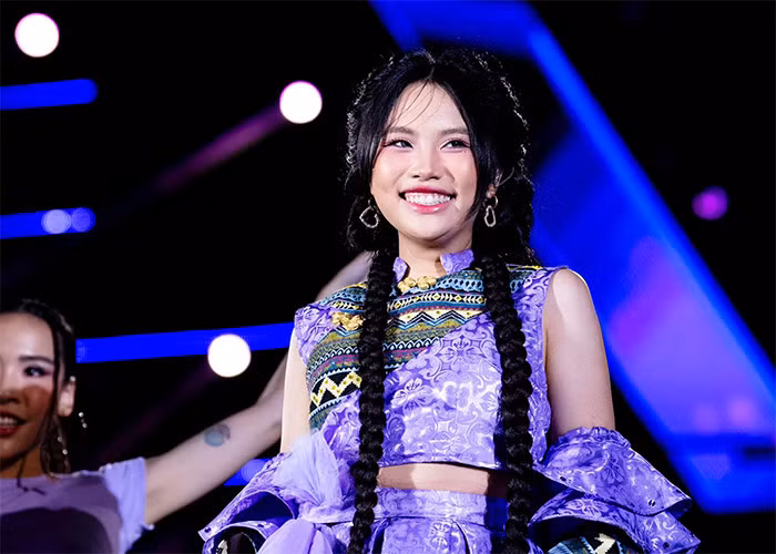 Ngoài dòng nhạc dân ca, nữ ca sĩ sinh năm 2003 còn làm mới mình với dòng nhạc trẻ trung hơn, phong cách của cô cũng ngày càng cá tính.