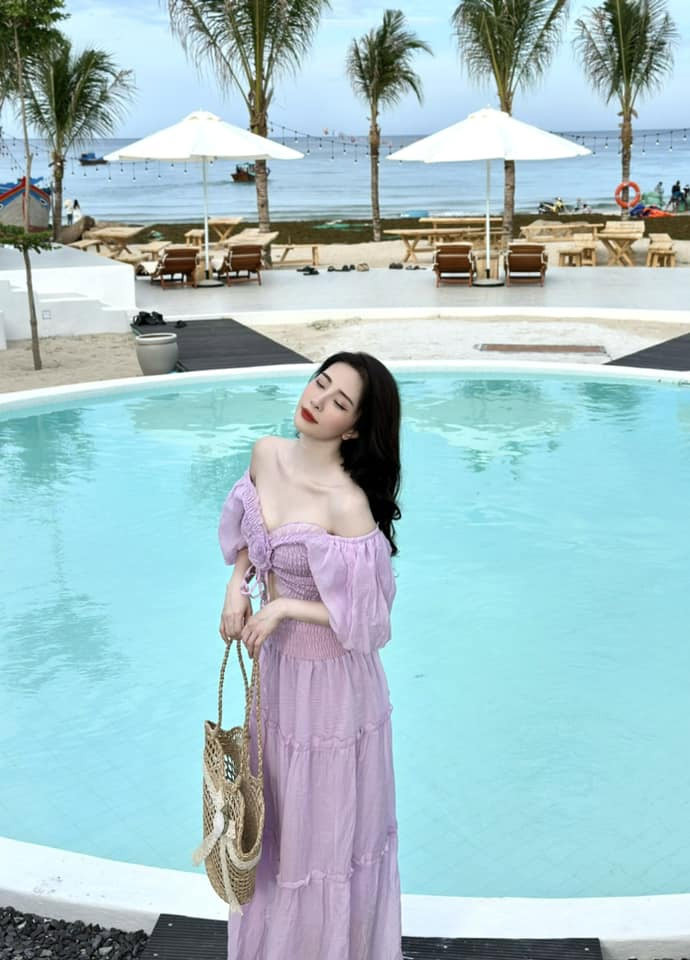 Thời trang đời thường của Quỳnh Nga đều là những trang phục giúp cô tôn lên vẻ đẹp của vòng một.