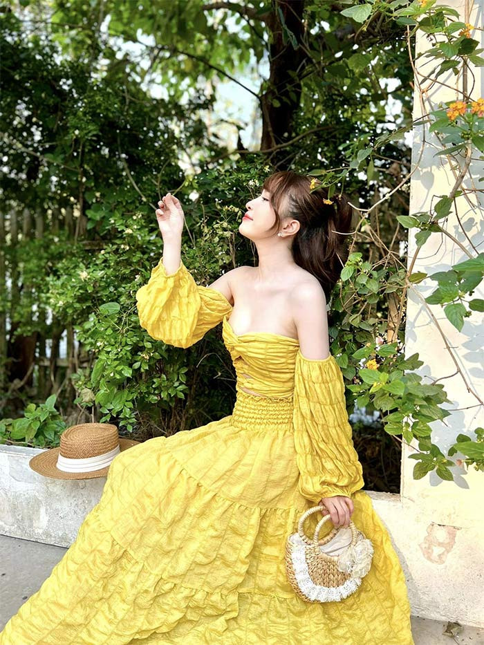 Nữ diễn viên sinh năm 1988 thường chọn váy cúp ngực, trễ ngực khi đi chơi với bạn hoặc đi du lịch.