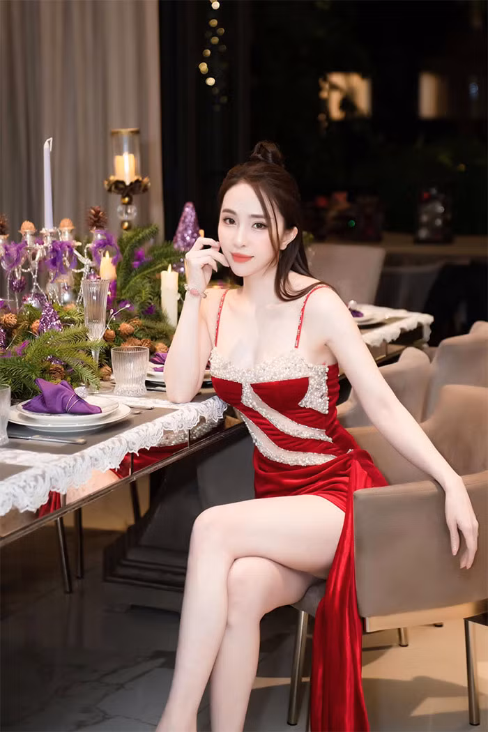 Làn da trắng nõn nà được Quỳnh Nga khoe khéo khi mặc những trang phục có màu nổi bật.