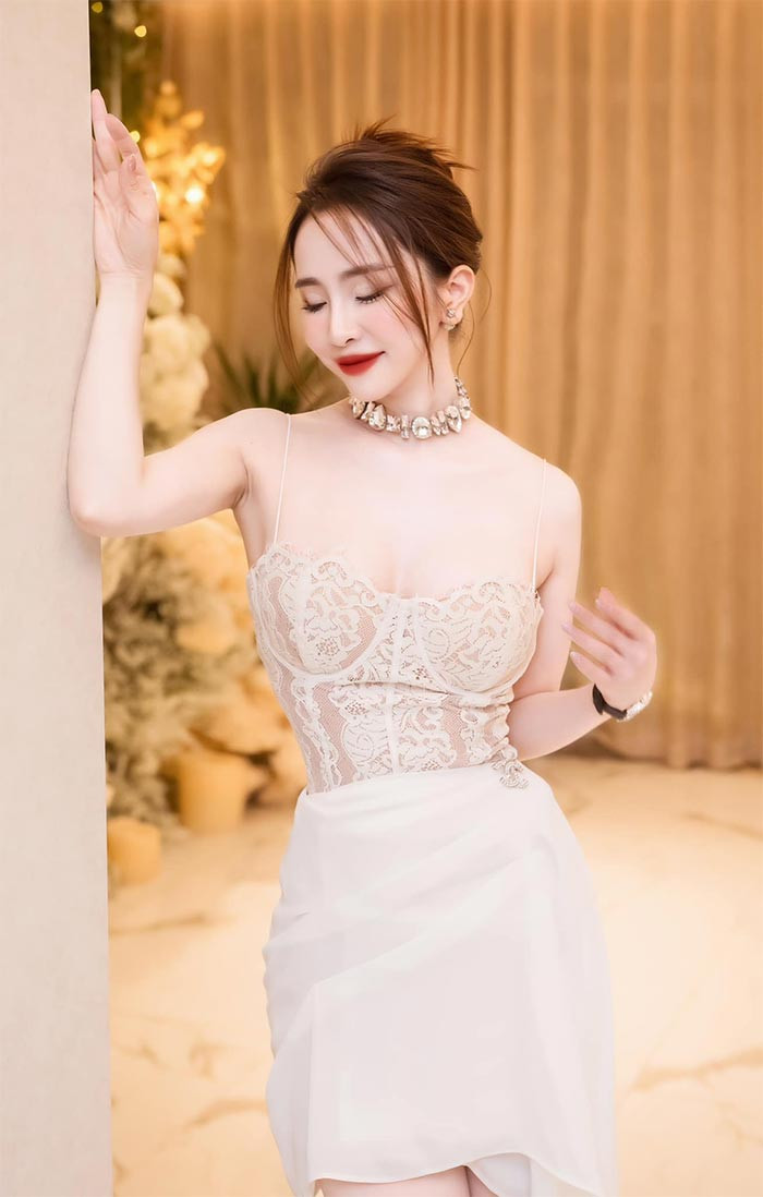 Sau khi ly hôn chồng - nam người mẫu Doãn Tuấn vào năm 2019, Quỳnh Nga quyết định "đại tu" vòng một để gợi cảm hơn.