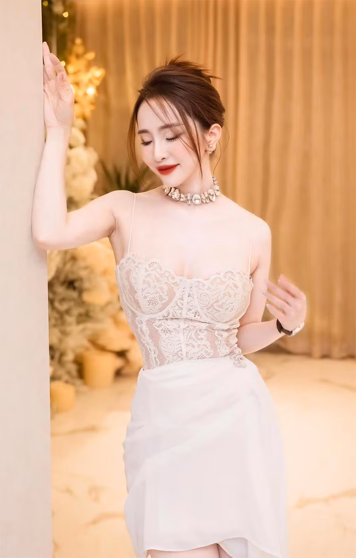 Sau khi ly hôn chồng - nam người mẫu Doãn Tuấn vào năm 2019, Quỳnh Nga quyết định "đại tu" vòng một để gợi cảm hơn.