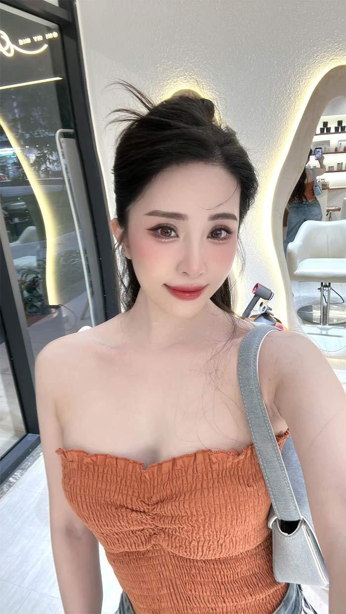 Những chiếc váy cúp ngực kết hợp với quần jeans cũng là style yêu thích của Quỳnh Nga.