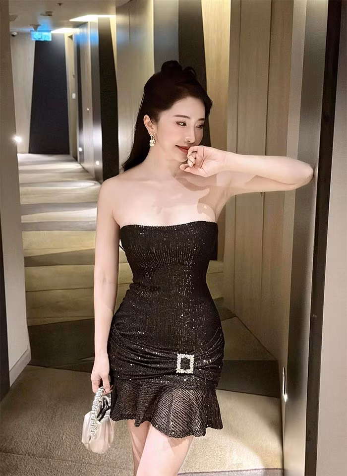 Sở hữu vòng một gợi cảm nên Quỳnh Nga luôn ưu tiên những chiếc váy cúp ngực để mặc dù đi sự kiện hay đi chơi với bạn bè.