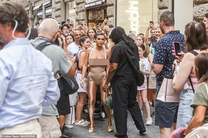 Kanye West chỉnh cho vợ nhiều dáng chụp ảnh trên đường phố Via dei Calzaiuoli, Florence, mặc kệ mọi con mắt tò mò đang đổ dồn về phía họ. (Ảnh: Backgrid)