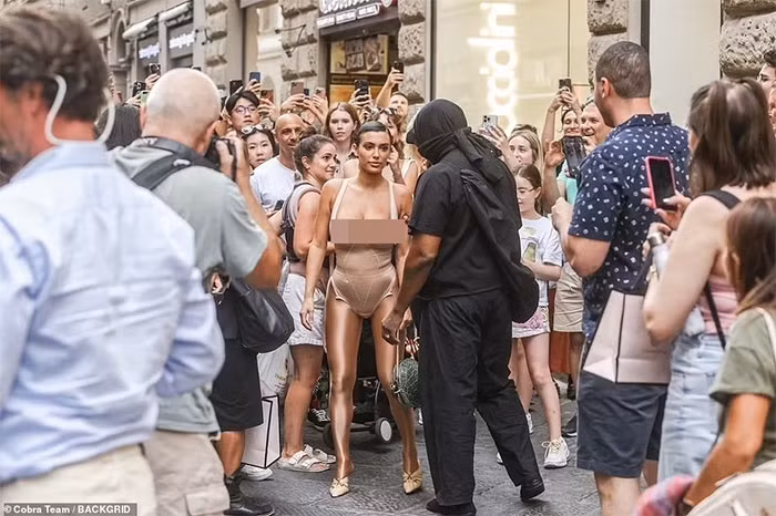 Kanye West chỉnh cho vợ nhiều dáng chụp ảnh trên đường phố Via dei Calzaiuoli, Florence, mặc kệ mọi con mắt tò mò đang đổ dồn về phía họ. (Ảnh: Backgrid)