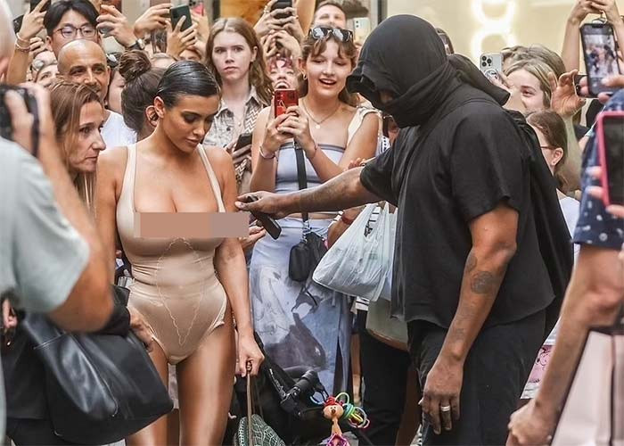 Kanye West dùng điện thoại chụp ảnh cho vợ trên đường phố Florence và hai vợ chồng nhanh chóng trở thành tâm điểm chú ý. (Ảnh: Backgrid)