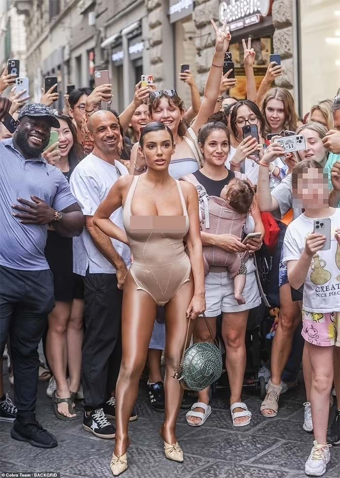 Nữ kiến trúc sư 28 tuổi người Australia mặc một bộ đồ như áo tắm, màu nude, chân đi tất da cùng giày cao gót. (Ảnh: Backgrid)