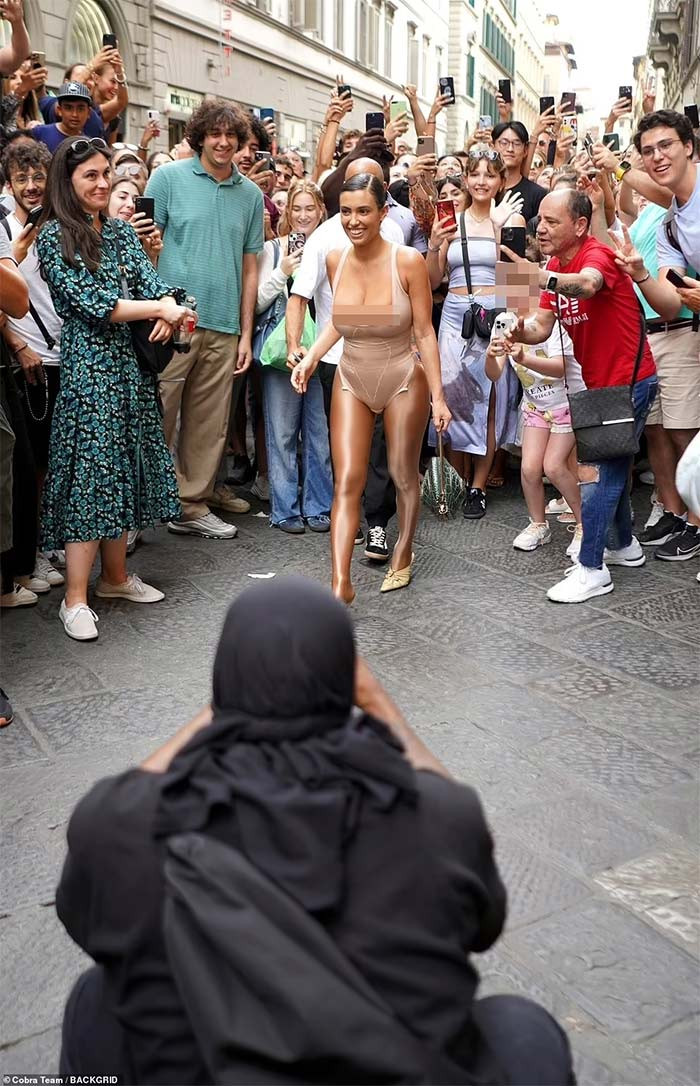 Như thường lệ nam rapper 46 tuổi mặc một bộ đồ đen trùm kín từ trên xuống dưới còn vợ anh vẫn style mặc như không với bộ đồ màu nude bó sát, hở ngực. (Ảnh: Backgrid)