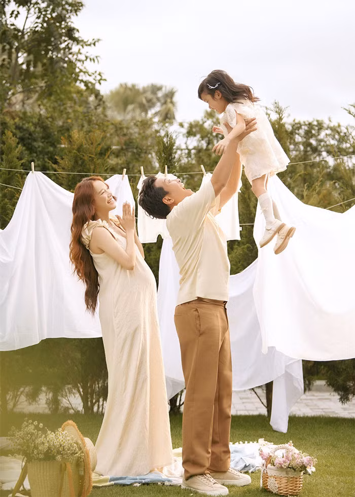 Nhã Phương và Trường Giang kết hôn ngày 25/9/2018. Đầu năm 2019, Nhã Phương hạ sinh con gái đầu lòng.