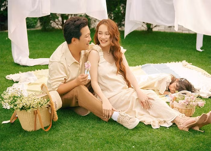 Khi con gái Destiny mới chào đời, cặp vợ chồng diễn viên giấu kỹ mặt con, mãi mới đây, bé Desnity mới được lộ diện.