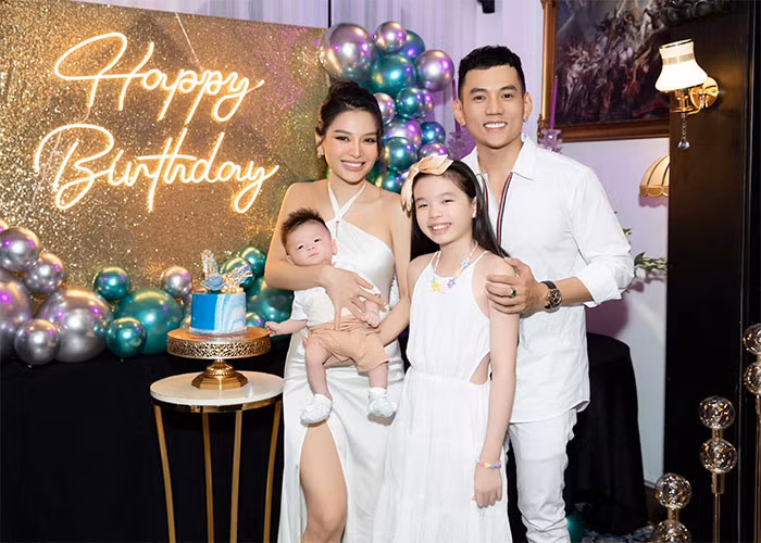 Hiện Phương Trinh đang sống hạnh phúc với chồng - nam diễn viên Lý Bình cùng con trai và con gái riêng của cô với chồng trước.