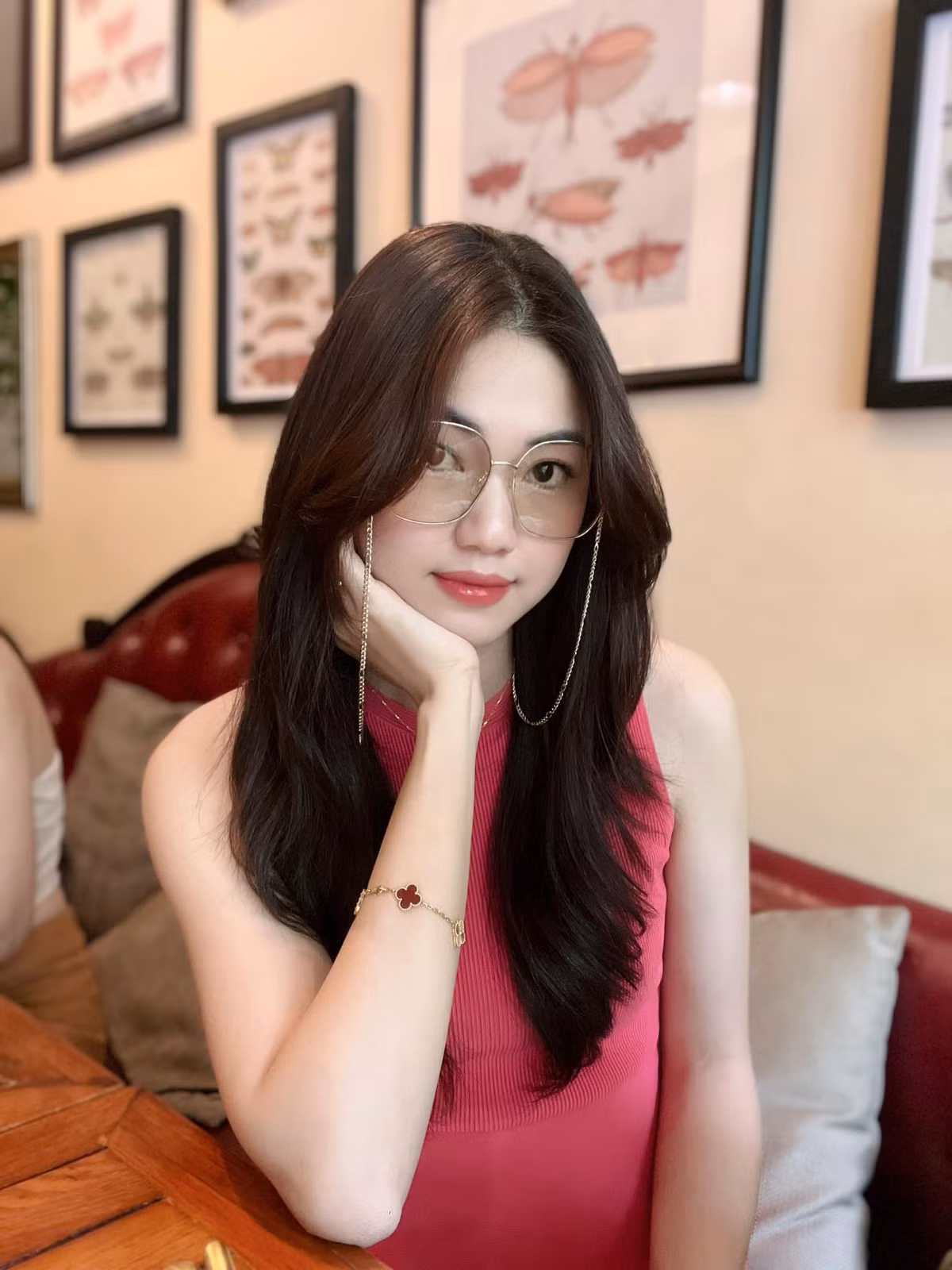 Chân dài sở hữu chiều cao 1m81 là một trong những nàng hậu sớm "theo chồng bỏ cuộc chơi" ngay sau khi có danh hiệu.