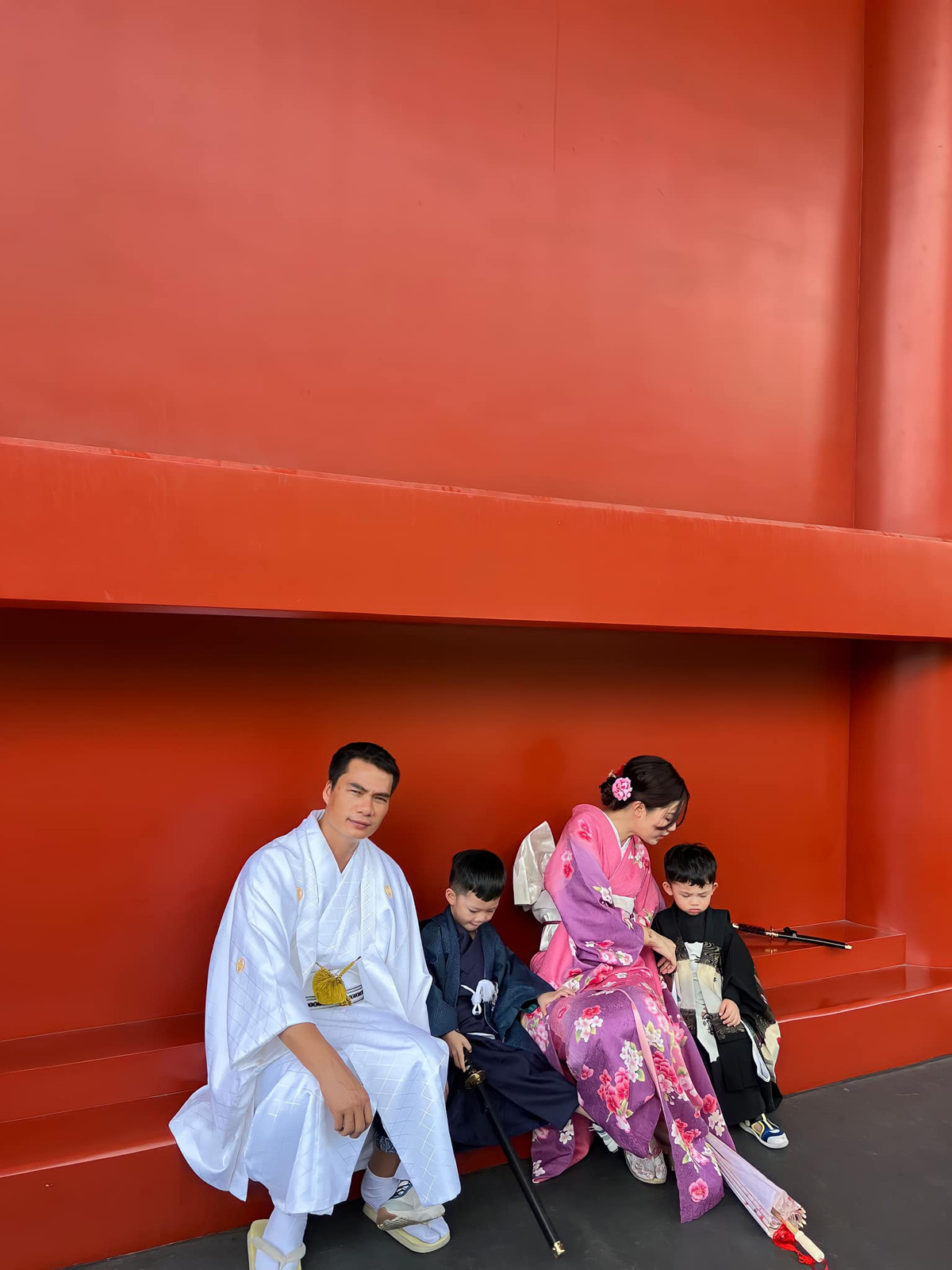 Nàng Á hậu Việt Nam 2016 hóm hình chia sẻ: "Hai anh chị đi lễ chùa thuê được hai chàng vệ sĩ, trả công hai túi kẹo mà thấy hai chàng chưa chú tâm lắm. Kiến nghị ở đâu được nhỉ các bác ơi".