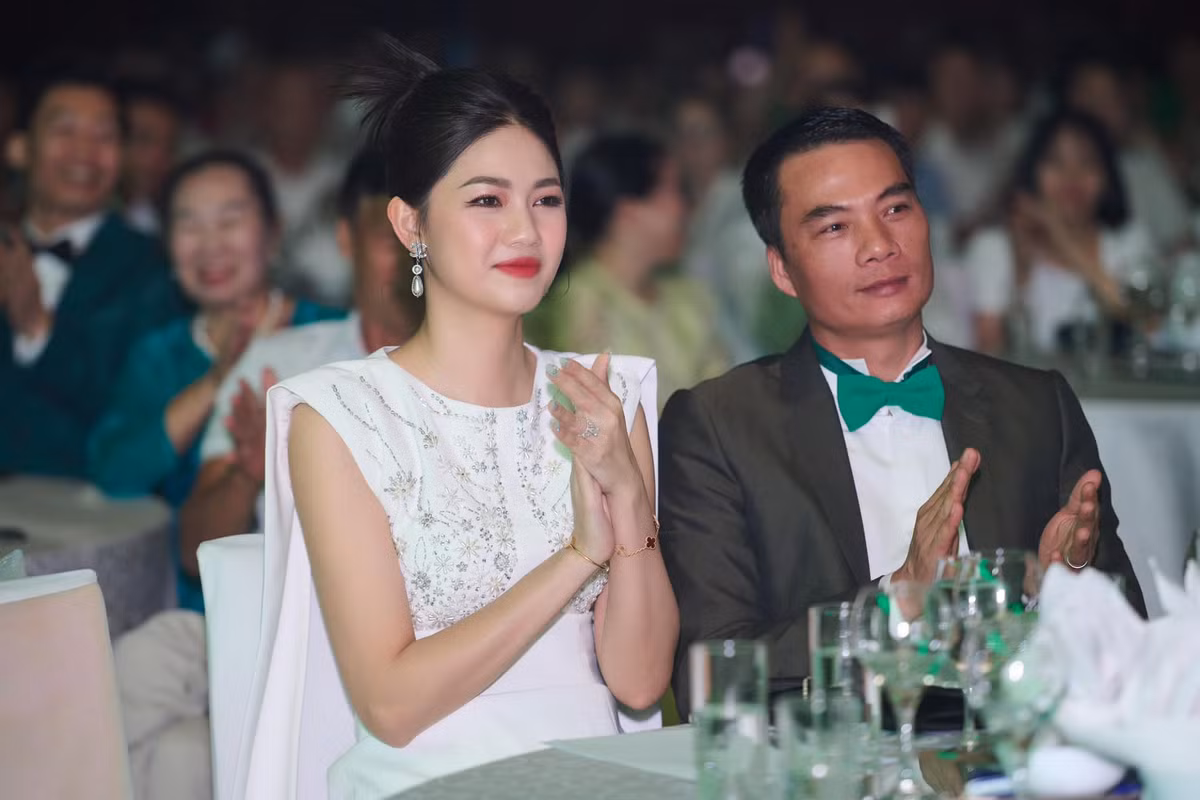 Á hậu Thanh Tú thoải mái chia sẻ hình ảnh đời thường bên chồng và hai con. Cô thường xuyên xuất hiện cùng ông xã là CEO của một tập đoàn lớn tại các sự kiện của công ty.