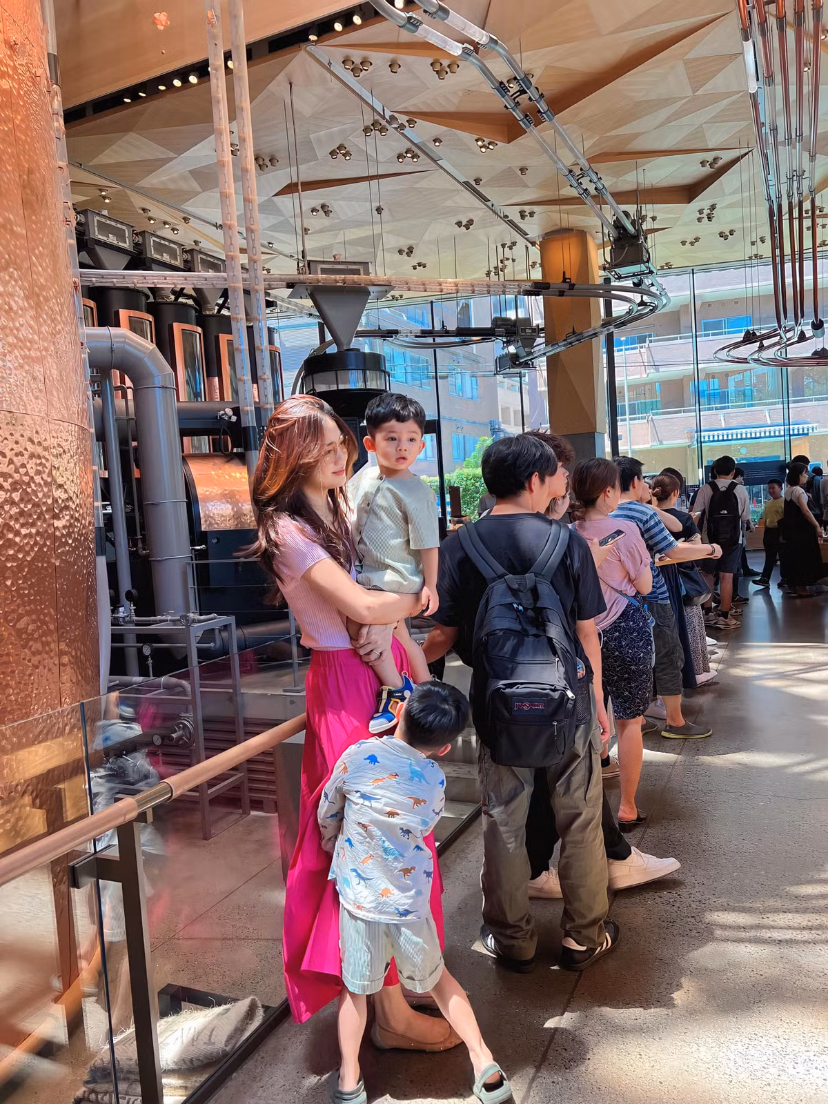 Mẹ hai con - Á hậu Thanh Tú thu hút bởi nhan sắc rạng ngời cùng vóc dáng nổi bật giữa đám đông.