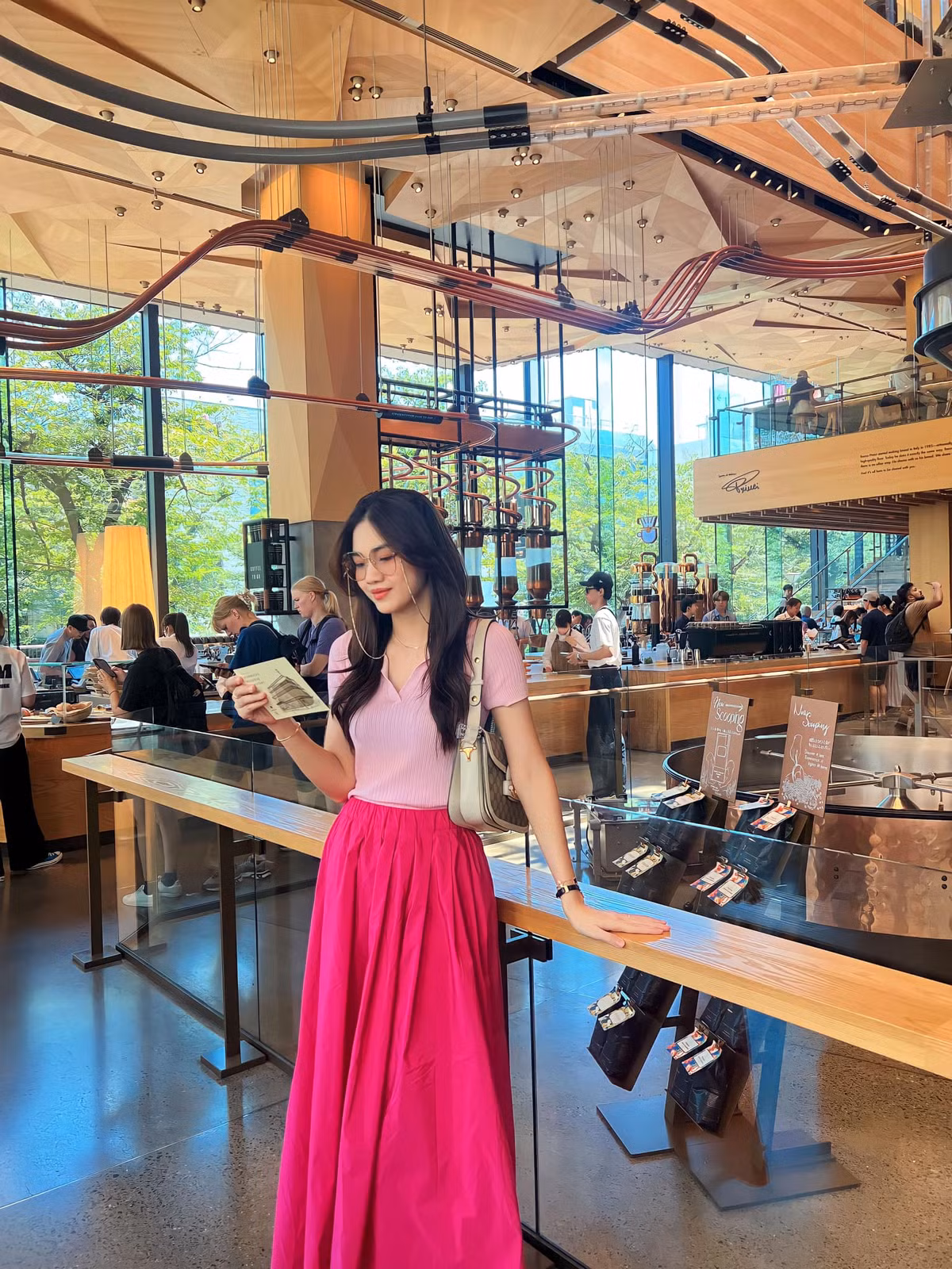 Trước đó, chân dài sinh năm 1994 chia sẻ khoảnh khắc xinh đẹp và thừa nhận cũng là một fan của các cô nàng BlackPink: "Vì full cây hồng không có black hay sao mà duyên mình lỡ với các bạn Đen Hồng ghê. Mua vé sang Singapore xem rồi mà không được. Giờ các bạn đến tận nơi cho gặp, vé được tặng luôn mấy cặp mà thân em ở tận trời nao không về được".