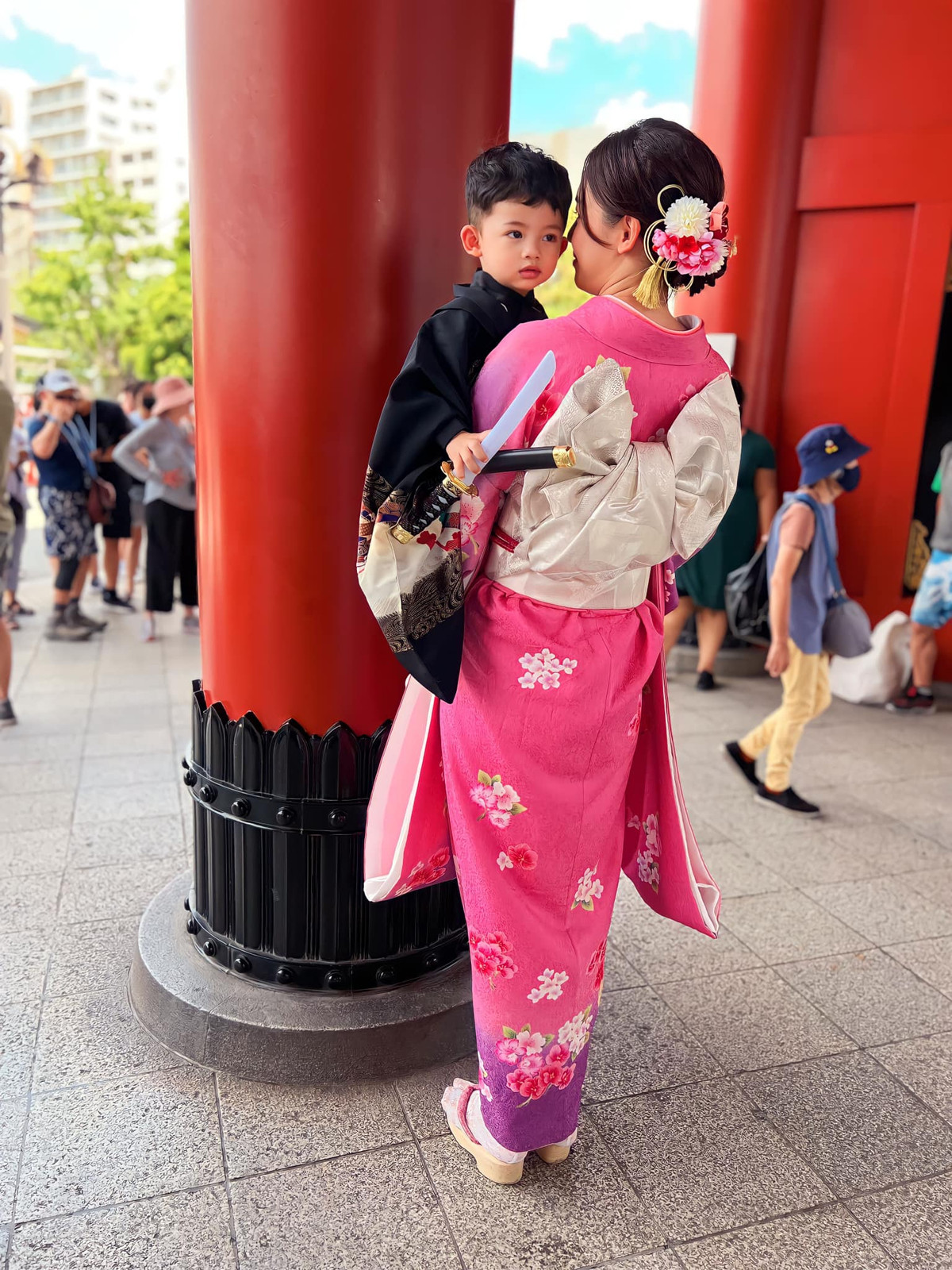 Đi du lịch nước ngoài cùng các con nên vợ chồng Á hậu Thanh Tú chia thành "team anh trai" và "team chị gái" để dễ trông nom hai quý tử.