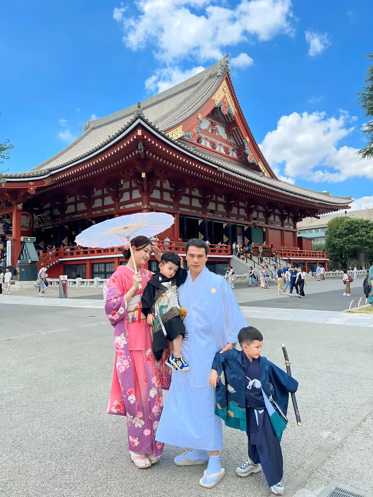 Du lich Nhat Ban cung chong con, A hau Thanh Tu dep noi bat