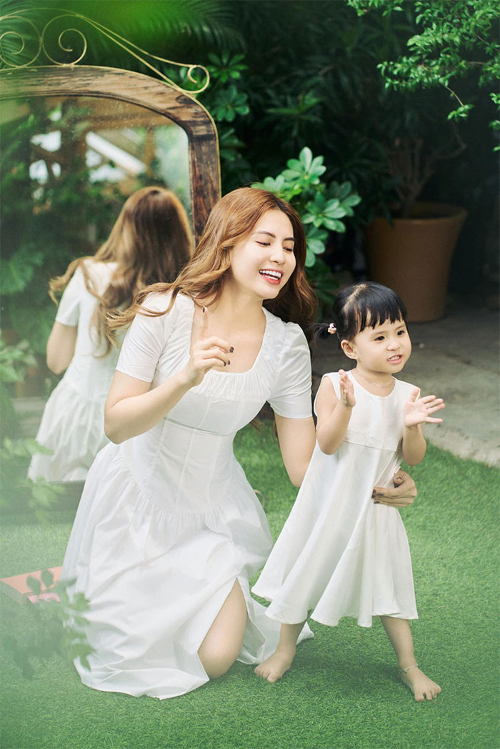 Bé Sol thường được đồng hành cùng mẹ trong những dự án quảng cáo và trở thành mẫu nhí từ lúc mới 1 tuổi.