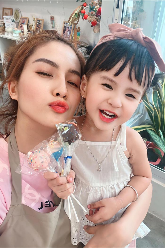 Theo Thiên An, con gái cô còn nhỏ nhưng rất tự tin, thoải mái trước ống kính và còn vui vẻ giao tiếp với mọi người xung quanh.