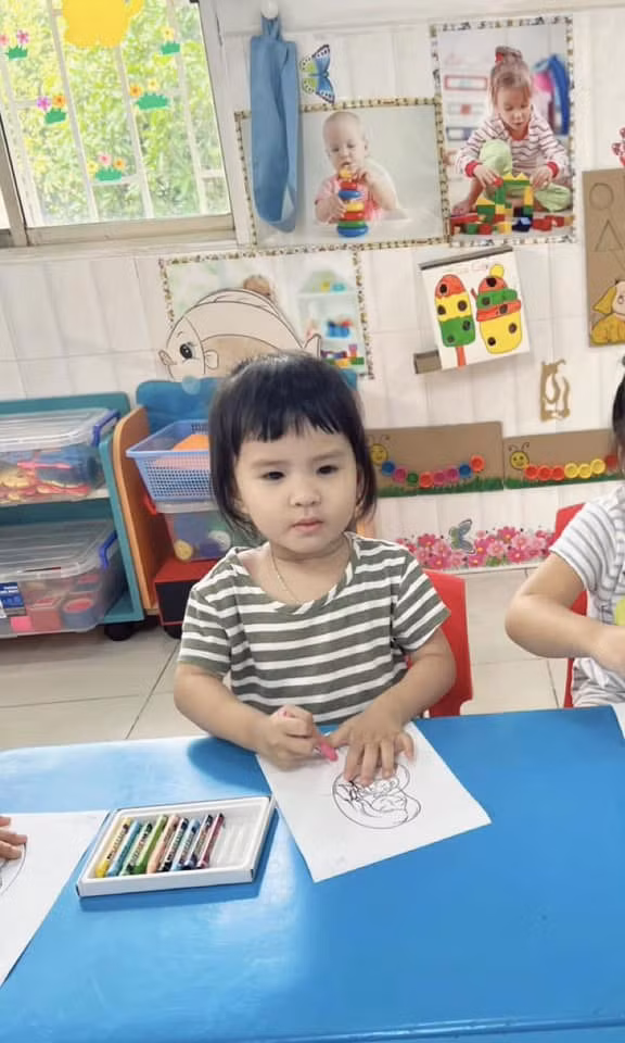  Con gái Thiên An đã được mẹ cho đi học mẫu giáo. Theo chia sẻ của mẹ bé, Sol thích nghe nhạc, hát và nhảy theo.