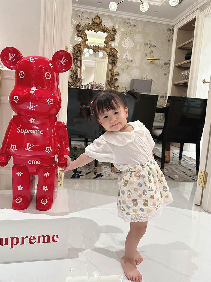 Nhóc tỳ tạo dáng đáng yêu.