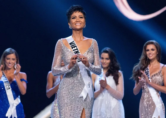 H'Hen Niê nổi tiếng hơn khi đại diện Việt Nam tham dự cuộc thi Hoa hậu Hoàn vũ 2018 và xuất sắc lọt top 5.