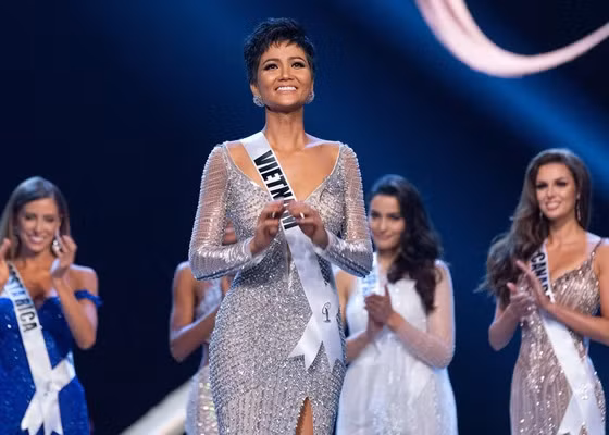 H'Hen Niê nổi tiếng hơn khi đại diện Việt Nam tham dự cuộc thi Hoa hậu Hoàn vũ 2018 và xuất sắc lọt top 5.