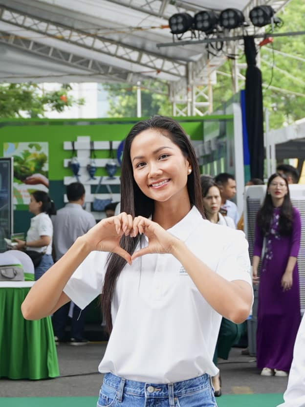 Chính những thành tích và hoạt động xã hội sôi nổi đó đã giúp cô lọt vào top 10 gương mặt trẻ Việt Nam tiêu biểu 2018, 50 người phụ nữ ảnh hưởng nhất Việt Nam - Forbes Vietnam 2019.