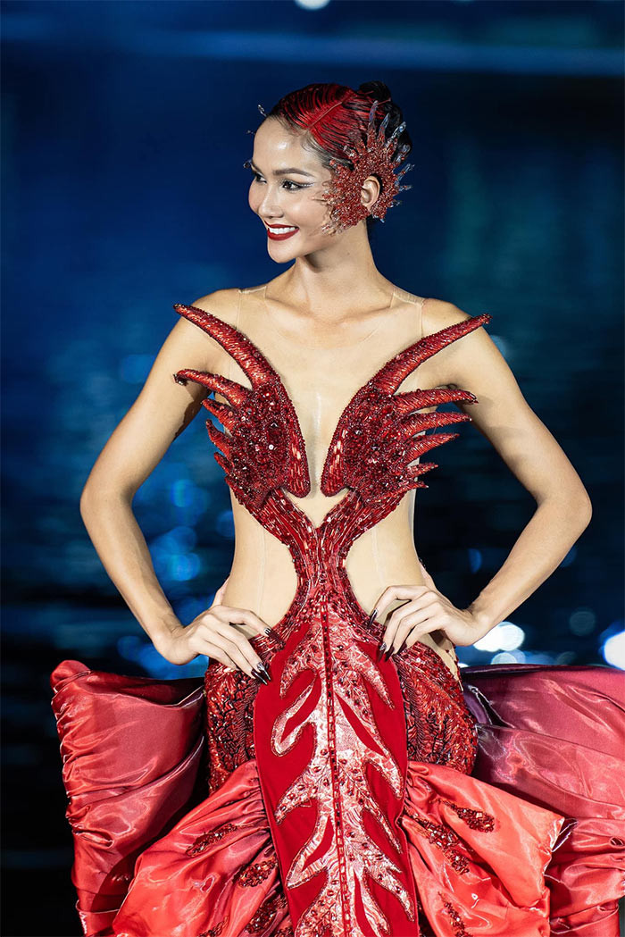 Trước những nghi ngờ về khả năng ca hát và vũ đạo của H'Hen Niê khi tham gia chương trình "Chị đẹp đạp gió rẽ sóng", cô thừa nhận: "Giọng hát và vũ đạo chắc chắn không phải là thế mạnh của Hen, vì Hen không chuyên lĩnh vực này, có thể gọi là ngẫu hứng vui vui thôi. Nhưng Hen có xem qua phiên bản quốc tế, cũng có nhiều chị đẹp không chuyên về hát và nhảy, qua từng vòng thi sẽ hoàn thiện hơn và bộc lộ bản thân...".