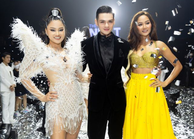 Năm 2021, H'Hen Niê là một trong những giám khảo của chương trình The Next Face - cuộc thi online tìm kiếm người mẫu quảng cáo. Cô đã đưa học trò của mình - Stephen Nguyễn trở thành quán quân mùa đầu tiên. (Ảnh: Dân Việt)