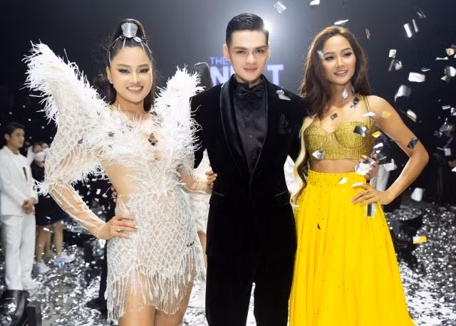 Năm 2021, H'Hen Niê là một trong những giám khảo của chương trình The Next Face - cuộc thi online tìm kiếm người mẫu quảng cáo. Cô đã đưa học trò của mình - Stephen Nguyễn trở thành quán quân mùa đầu tiên. (Ảnh: Dân Việt)