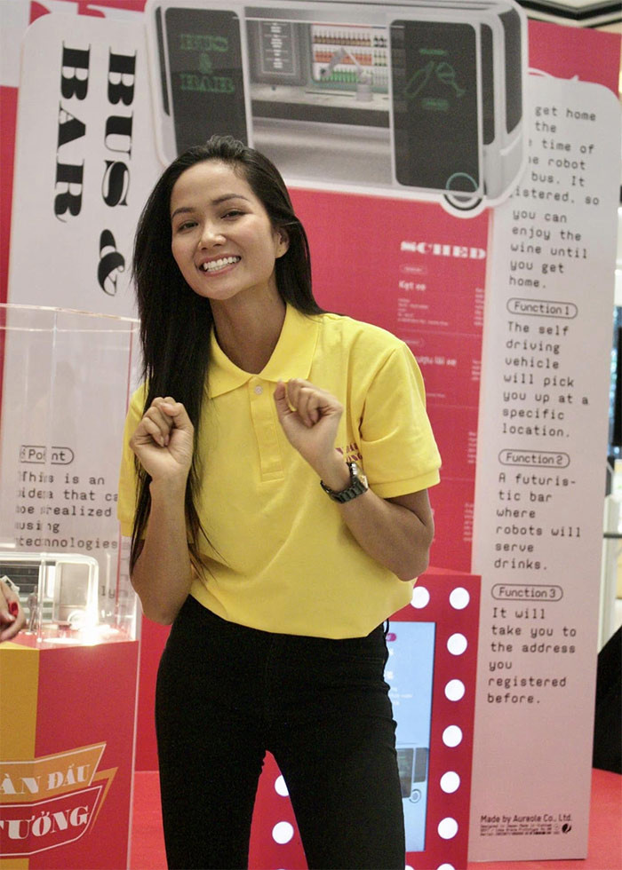 Người đẹp sinh năm 1992 tích cực với nhiều hoạt động thiện nguyện trên khắp mọi miền đất nước và dành 100% số tiền thưởng của mình cho công tác thiện nguyện, trao học bổng cho các em học sinh nghèo.