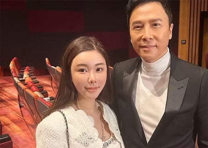 Trước khi mất, cô còn dự lễ ra mắt Thiên Long Bát Bộ: Kiều Phong truyện, chụp hình cùng nam chính Chân Tử Đan (ảnh).