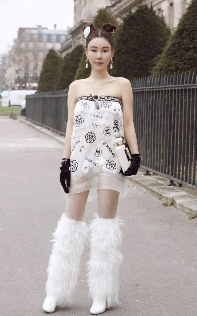 Cựu người mẫu Thái Thiên Phượng là một nhân vật nổi tiếng ở Hong Kong, có ảnh hưởng trên mạng xã hội. Cô có mối quan hệ bạn bè với nhiều người nổi tiếng trong làng giải trí.