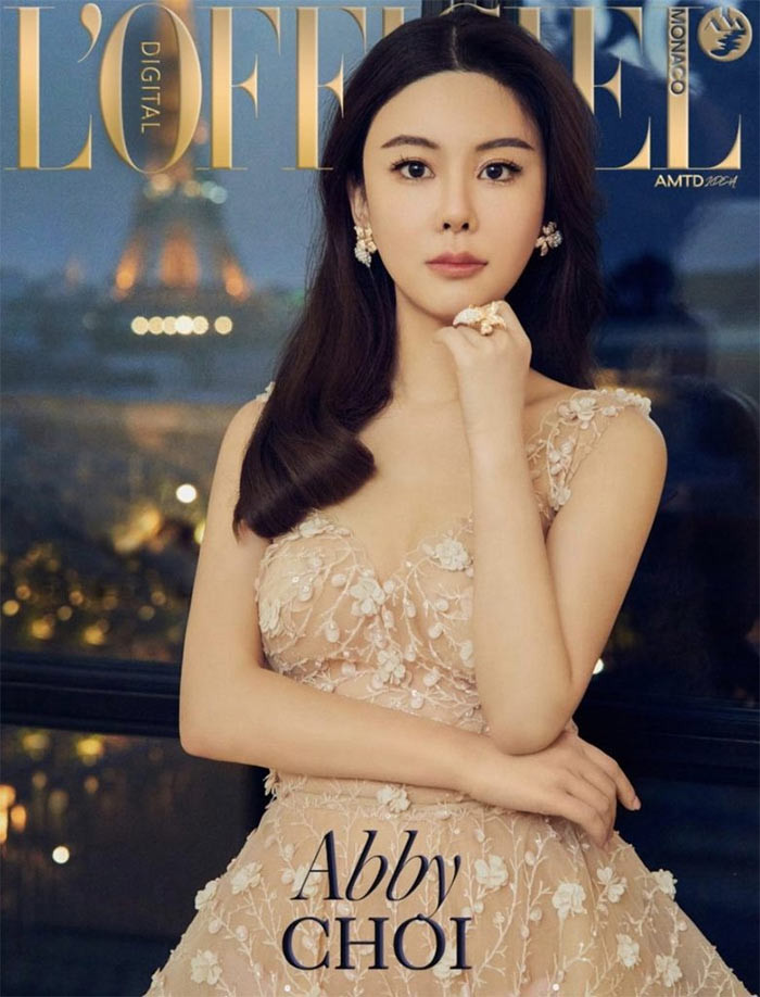 Người đẹp 28 tuổi thường xuyên có mặt trong các sự kiện Tuần lễ Thời trang Paris và từng vài lần được làm mẫu trên trang bìa tạp chí.