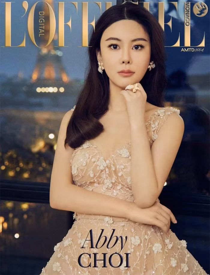 Người đẹp 28 tuổi thường xuyên có mặt trong các sự kiện Tuần lễ Thời trang Paris và từng vài lần được làm mẫu trên trang bìa tạp chí.