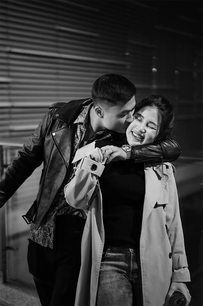 "Với tôi, gia đình là tất cả, công việc là công việc, không bao giờ được làm bất kể điều gì ảnh hưởng đến gia đình mình", Duy Hưng nói.