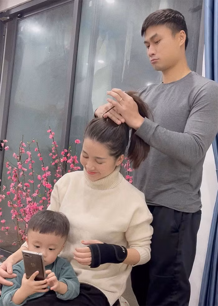 Hai vợ chồng nam diễn viên sinh năm 1989 thường xuyên chia sẻ những hình ảnh lãng mạn, tình tứ trên mạng xã hội.