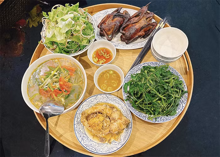 Là người khéo léo nấu nướng, tính cách hòa đồng, chân thành nên Phương Oanh rất được lòng mẹ chồng. Shark Bình cũng tự hào về tài nấu ăn của vợ nên thường khoe mâm cơm vợ nấu trên trang cá nhân.