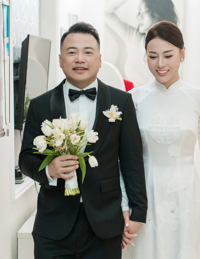 Ngày 26/7, diễn viên Phương Oanh và Shark Bình tổ chức lễ ăn hỏi tại tư gia của cô dâu ở Phủ Lý, Hà Nam. Trước đó cả hai đã đăng ký kết hôn tại quê của cô dâu.