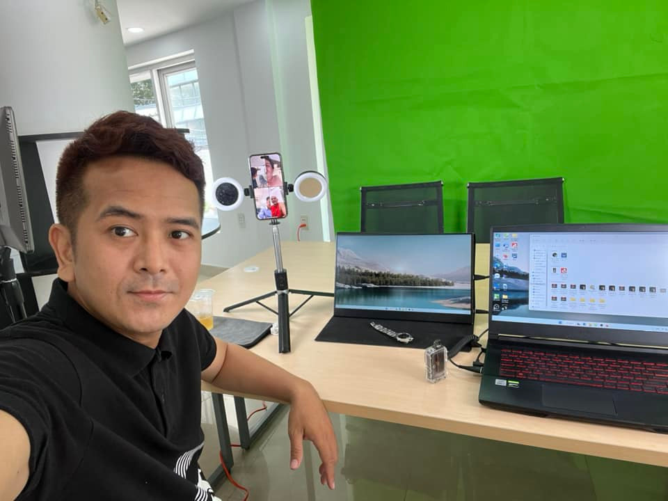 Rẽ hướng sang bán hàng online, rồi kinh doanh bất động sản, Hùng Thuận - cậu bé An trong phim "Đất rừng Phương Nam" nổi tiếng ngày nào - từng nhận về nhiều lời chê bai "hết thời" hay "cò đất". Dù ban đầu có chút chạnh lòng nhưng nam diễn viên lựa chọn cách chắt lọc thông tin. Chia sẻ trên VietNamNet, Hùng Thuận cho rằng công việc gì cũng được miễn là chính đáng, không phạm pháp.