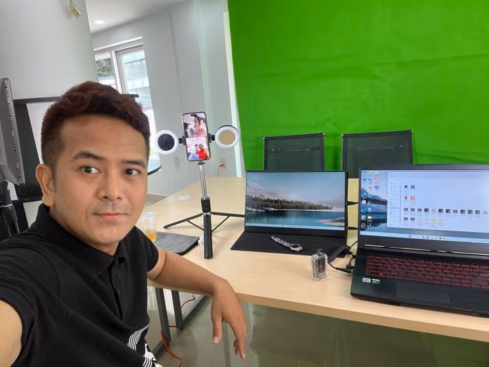 Rẽ hướng sang bán hàng online, rồi kinh doanh bất động sản, Hùng Thuận - cậu bé An trong phim "Đất rừng Phương Nam" nổi tiếng ngày nào - từng nhận về nhiều lời chê bai "hết thời" hay "cò đất". Dù ban đầu có chút chạnh lòng nhưng nam diễn viên lựa chọn cách chắt lọc thông tin. Chia sẻ trên VietNamNet, Hùng Thuận cho rằng công việc gì cũng được miễn là chính đáng, không phạm pháp.