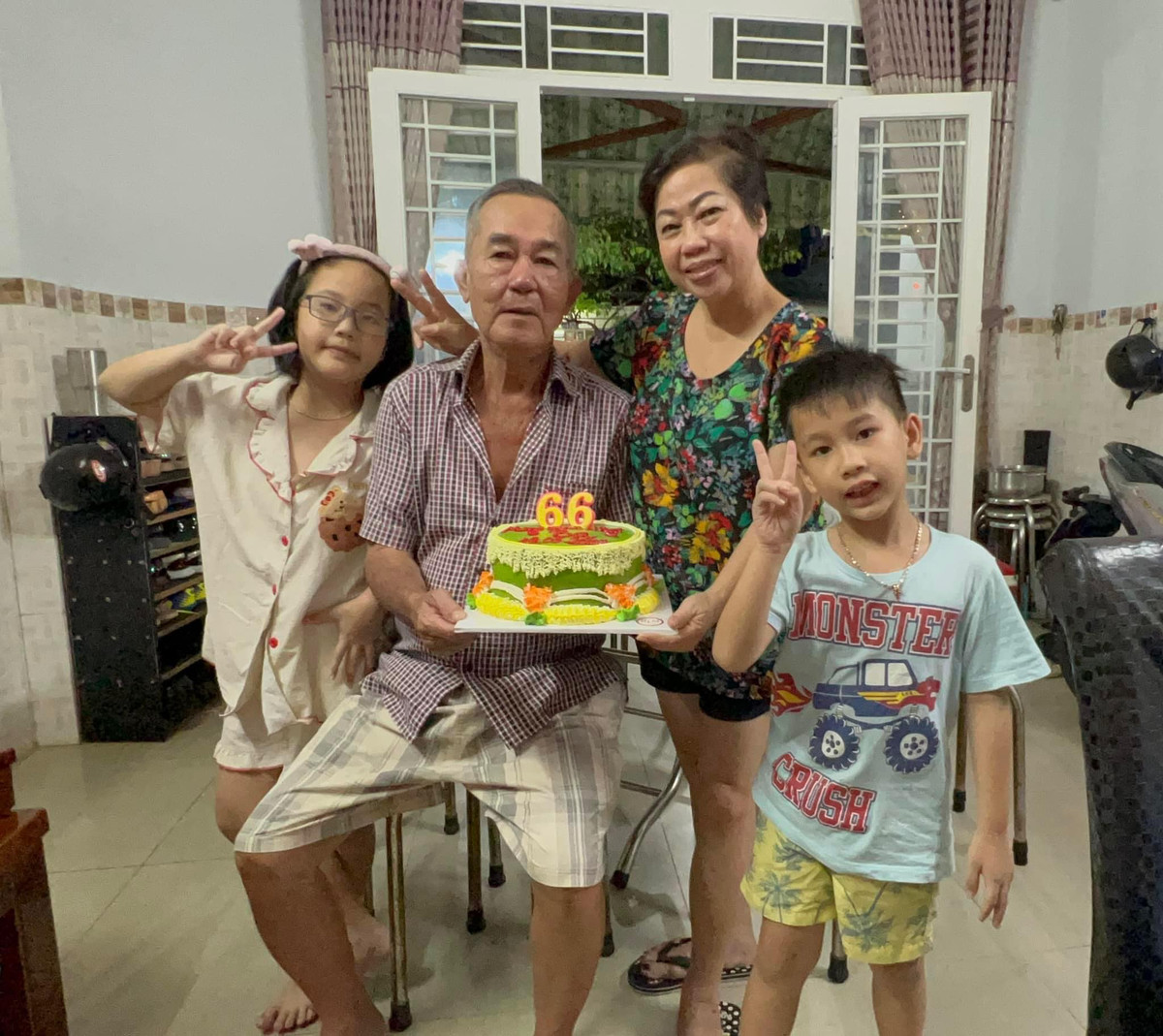 Ở tuổi 65, nữ nghệ sĩ gạo cội vẫn nhận show để bớt nhớ nghề. Những lúc không đi quay, cô cùng ông xã quây quần bên con cháu.