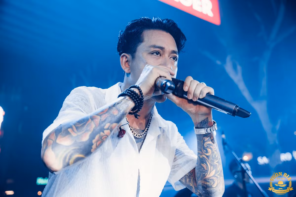 Nổi tiếng là người thẳng tính, Tuấn Hưng là một trong số ít những sao Việt dám đáp trả lại những nhận xét không hay về mình. Khi bị "antifan" chê "hết thời", giọng ca "Tìm lại bầu trời" cho biết dù không được học hành bài bản nhưng đến nay anh đã có 24 năm đứng trên sân khấu. "Các bạn thấy đến bây giờ tôi vẫn có studio riêng, vẫn chỉn chu trong chương trình livestream mà các bạn đang xem. Mặc dù mình đã quen với những việc như vậy nhưng mình vẫn cảm thấy cái văn hóa dùng Facebook của các bạn trẻ bây giờ phải xem lại", Tuấn Hưng đáp trả.