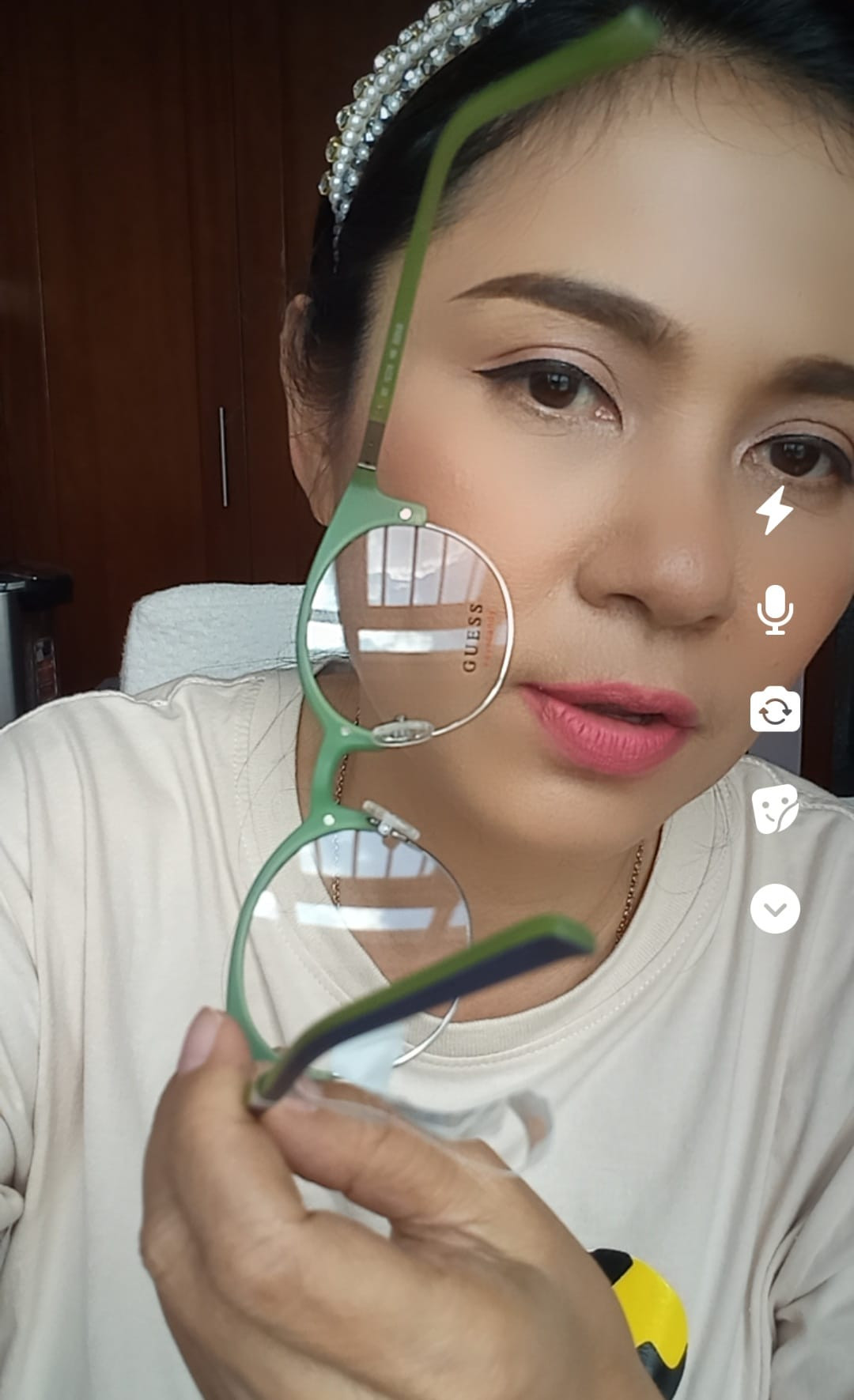 Từng là mỹ nhân đình đám của màn ảnh Việt thập niên 90, Việt Trinh có cuộc sống thoải mái sau hơn một năm giải nghệ. Không ngại khi bị chê "hết thời", phải đi bán hàng online, "Người đẹp Tây Đô" bày tỏ quan điểm trên trang cá nhân: "Phương châm sống của tôi, biết đủ là sẽ đủ, biết giàu là sẽ giàu. Sống an toàn nhất, là làm đủ sống và biết lượng sức mình. Các bạn muốn so sánh tôi với ai cũng được, muốn miệt thị tôi như thế nào, tôi không quan tâm. Tôi chỉ quan tâm một điều duy nhất, đó là tối đi ngủ, được ngủ ngon".