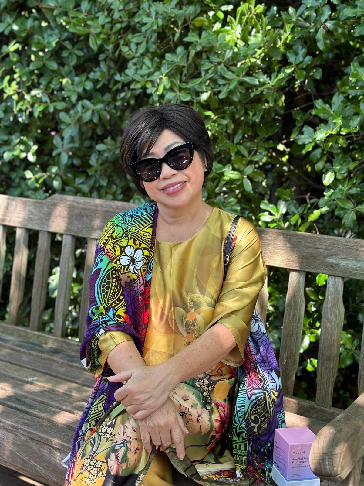 Là gương mặt nữ diễn viên gạo cội được yêu thích trong mảng sitcom, phim truyền hình, nghệ sĩ Phi Phụng cũng phải nhận về những chê bai "hết thời", "cả đời diễn vai phụ". Đối mặt với những bình luận ác ý, Phi Phụng đáp trả cứng rắn trên trang cá nhân: "Tôi thấy khá bình thường, miệng đời mà họ muốn nói gì nói. Tôi vẫn luôn cảm ơn Tổ nghiệp, dù đã lớn tuổi nhưng ông Tổ vẫn cho một việc làm mà không phải ai muốn cũng có được. Tôi không giận đâu, tôi rất bình tĩnh trước những lời bình tiêu cực".