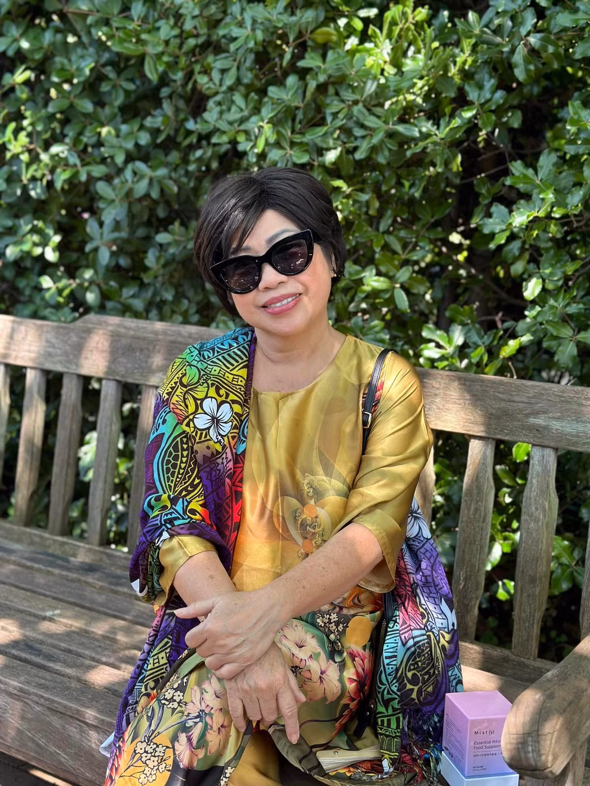 Là gương mặt nữ diễn viên gạo cội được yêu thích trong mảng sitcom, phim truyền hình, nghệ sĩ Phi Phụng cũng phải nhận về những chê bai "hết thời", "cả đời diễn vai phụ". Đối mặt với những bình luận ác ý, Phi Phụng đáp trả cứng rắn trên trang cá nhân: "Tôi thấy khá bình thường, miệng đời mà họ muốn nói gì nói. Tôi vẫn luôn cảm ơn Tổ nghiệp, dù đã lớn tuổi nhưng ông Tổ vẫn cho một việc làm mà không phải ai muốn cũng có được. Tôi không giận đâu, tôi rất bình tĩnh trước những lời bình tiêu cực".